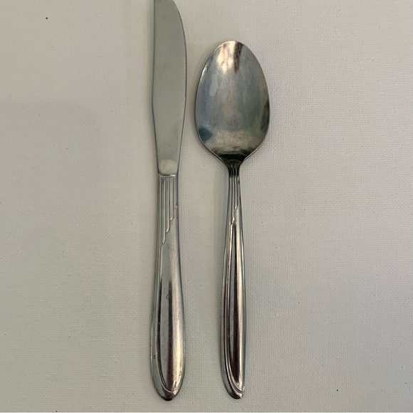 2 Vintage Oneida Early Sand Dune Stainless Groove Down Side Dinner Knife Spoon - Picture 6 of 7